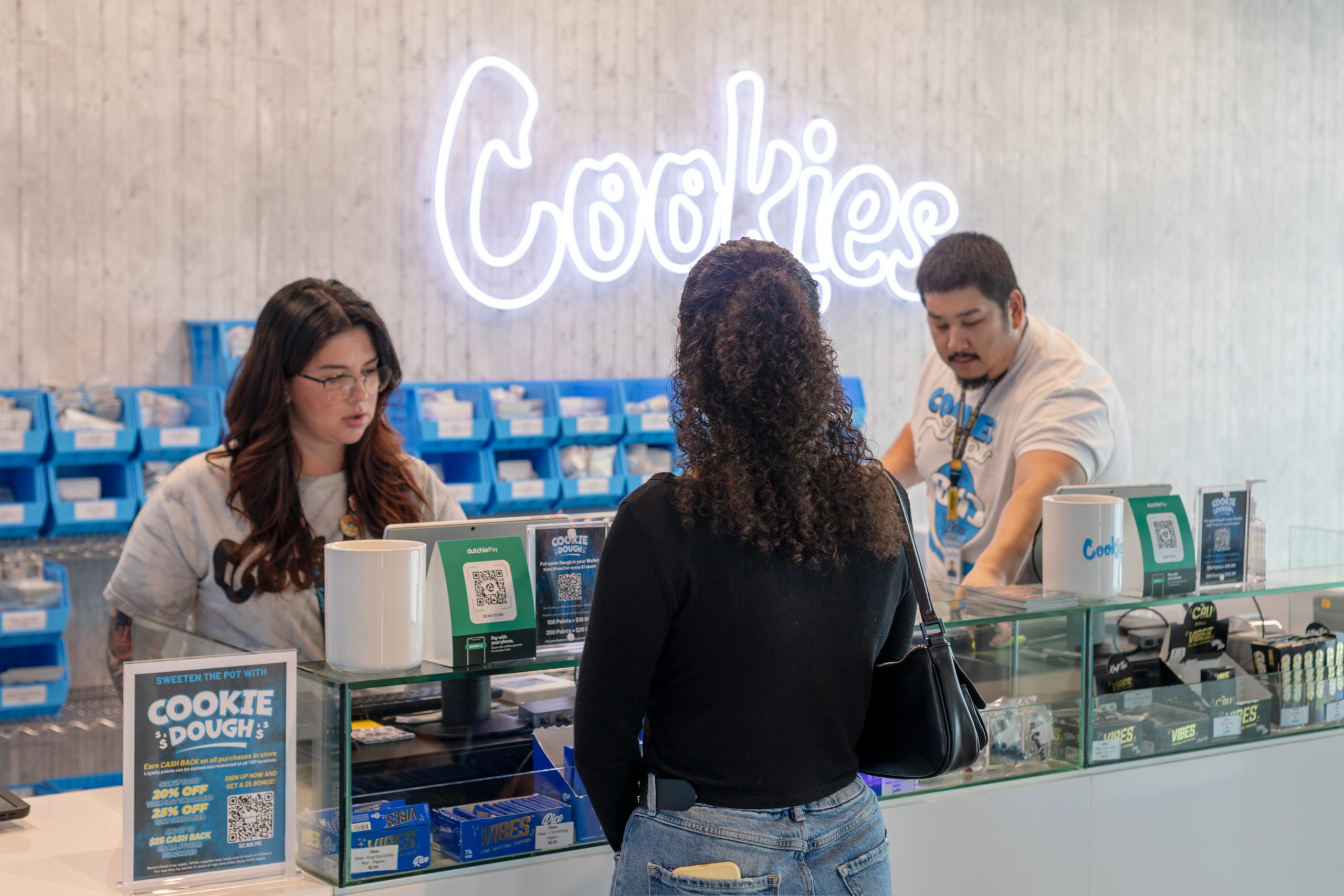 customer purchasing medical cannabis from Cookies FL